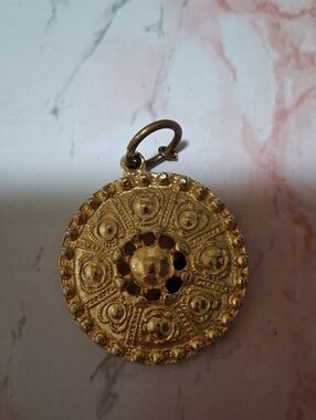 Source Unknown Gold Round Filigree Pendant Charm
